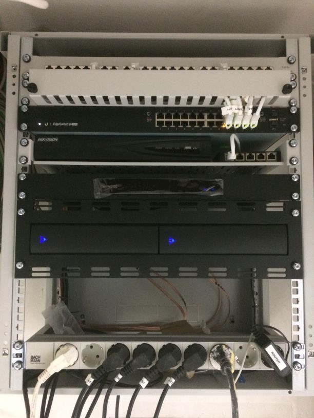 kleines Netzwerk- und Audiorack im Aufbau